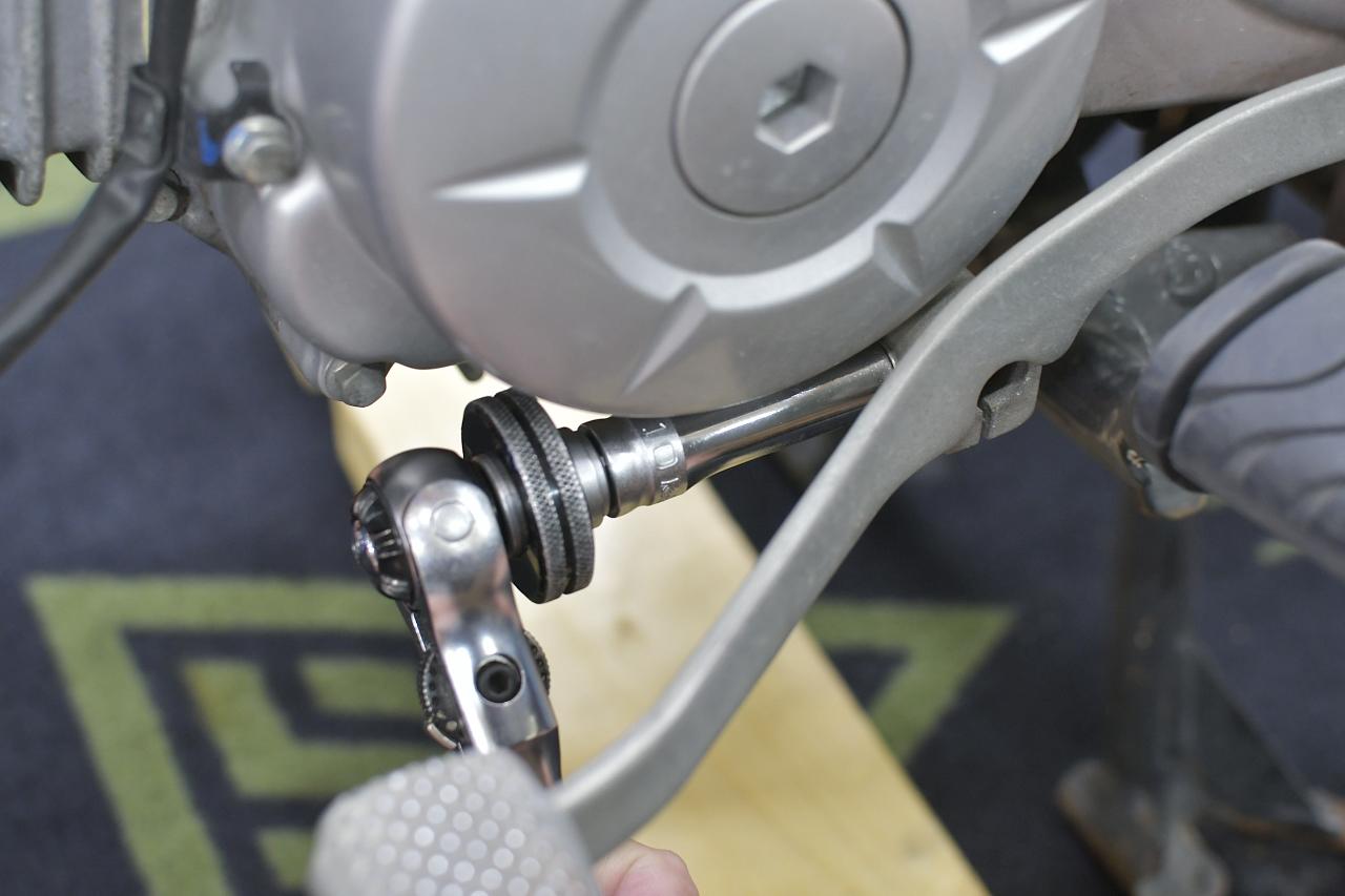 画像1: ドライブスプロケットカバーとチェーンカバーを外すよ