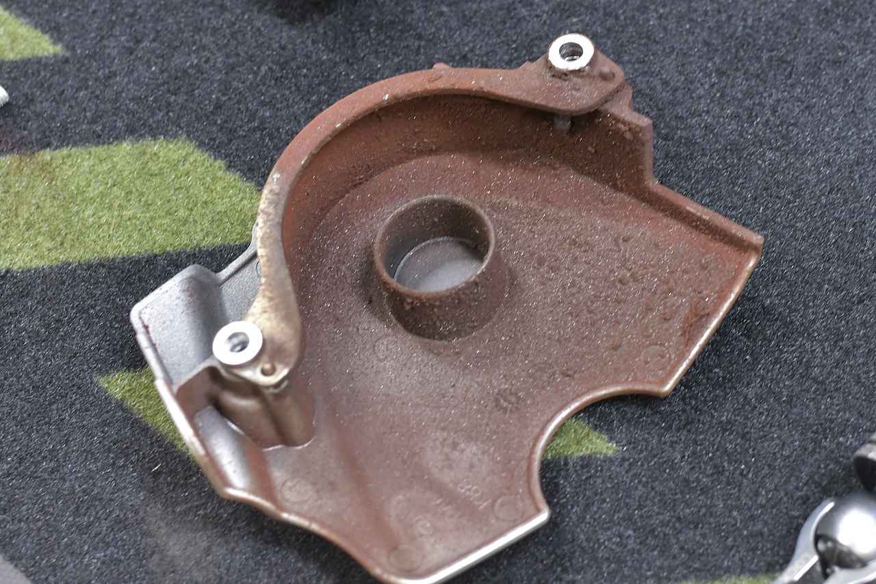 画像3: ドライブスプロケットカバーとチェーンカバーを外すよ