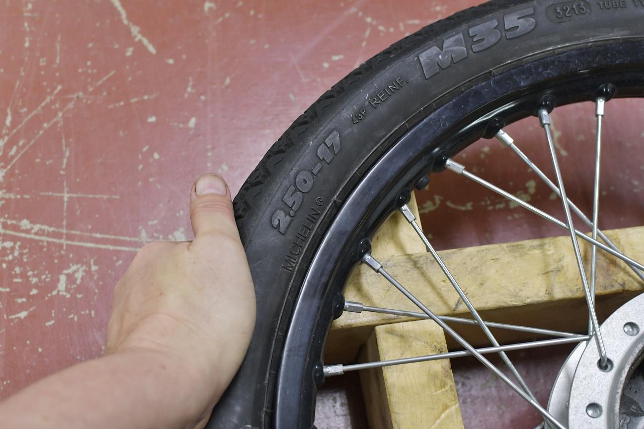 画像6: JA44のフロントタイヤを交換していくよ