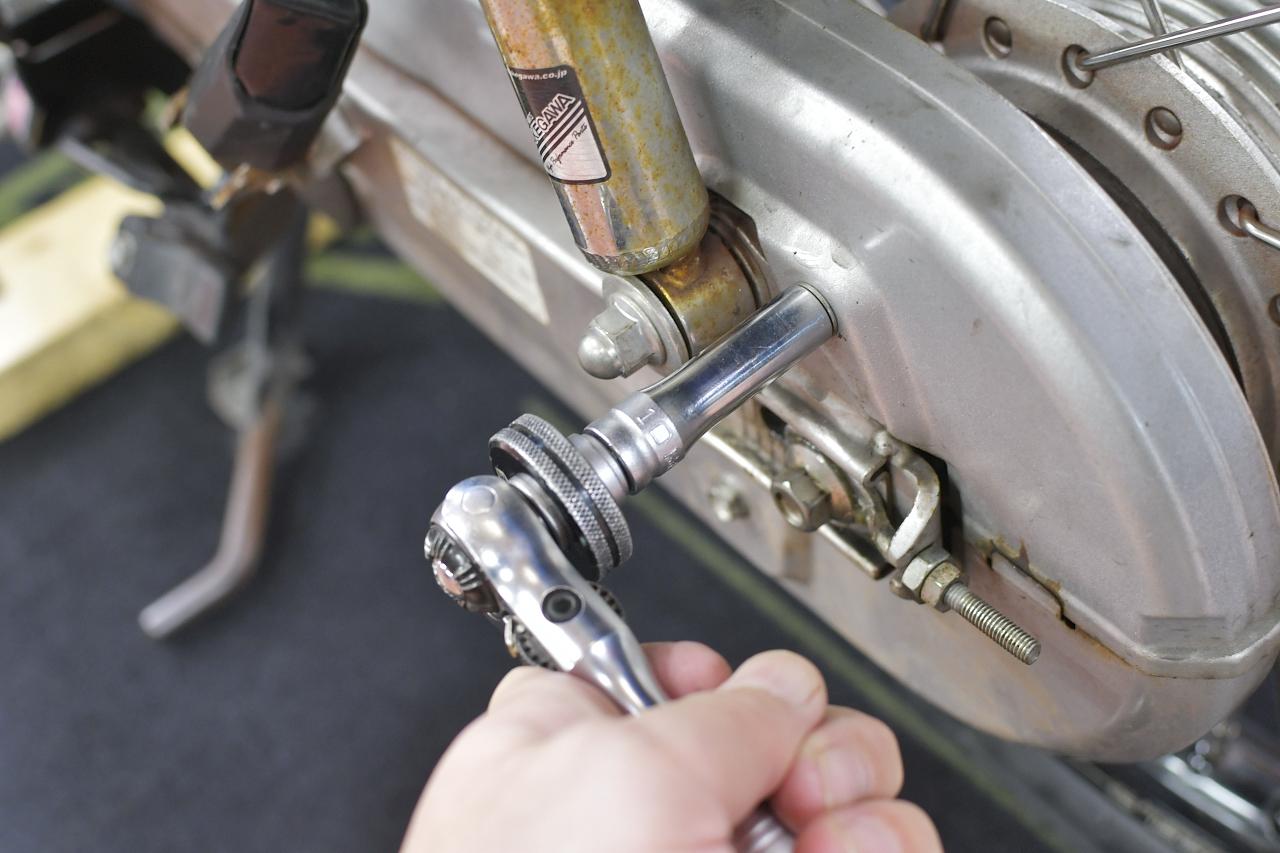 画像1: 通勤で酷使されてるスーパーカブ(JA44)のメンテナンス②。チェーン・前後スプロケット・ハブダンパーを交換してクラッチ調整もするよ〈若林浩志のスーパー・カブカブ・ダイアリーズ Vol.362〉