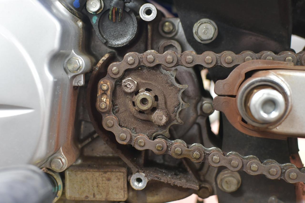 画像4: ドライブスプロケットカバーとチェーンカバーを外すよ