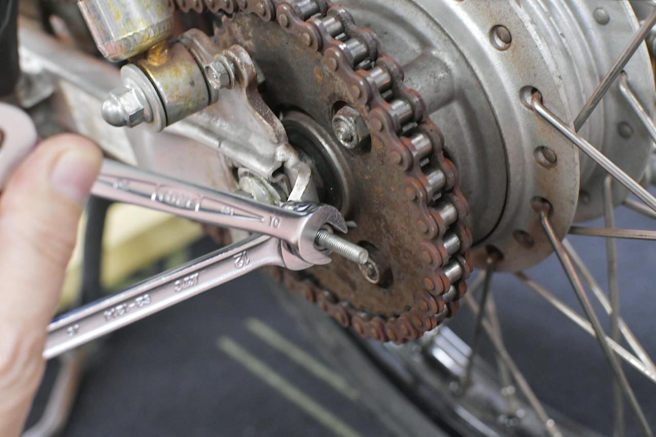 画像 : 4番目の画像 - リアホイールの外し方 - webオートバイ