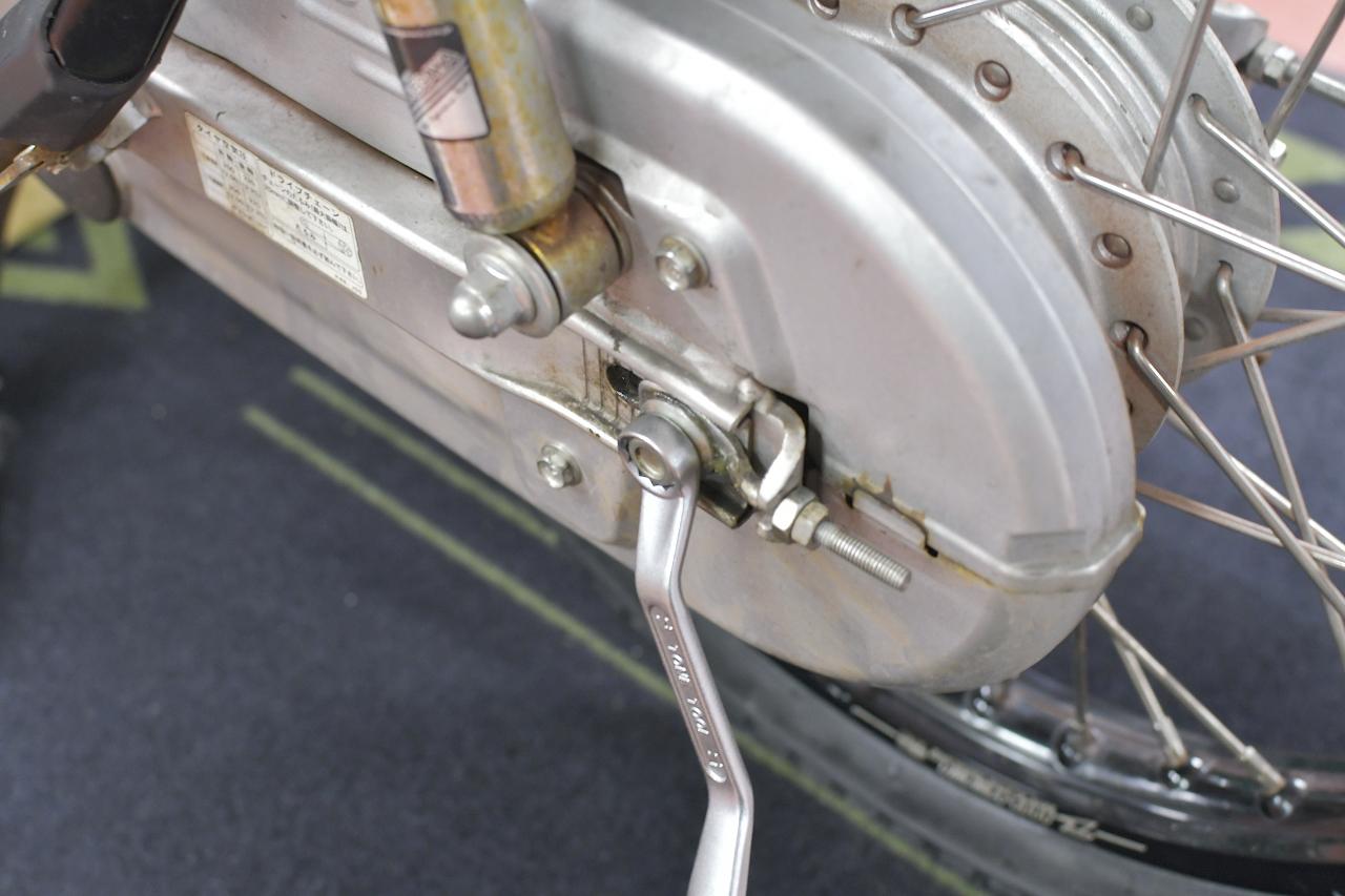 画像 : 1番目の画像 - リアホイールの外し方 - webオートバイ