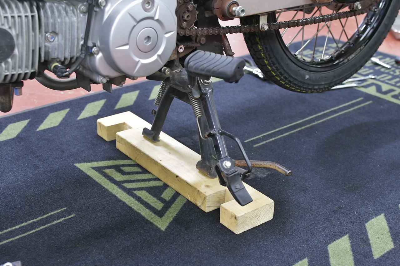 画像 : 8番目の画像 - リアホイールの外し方 - webオートバイ