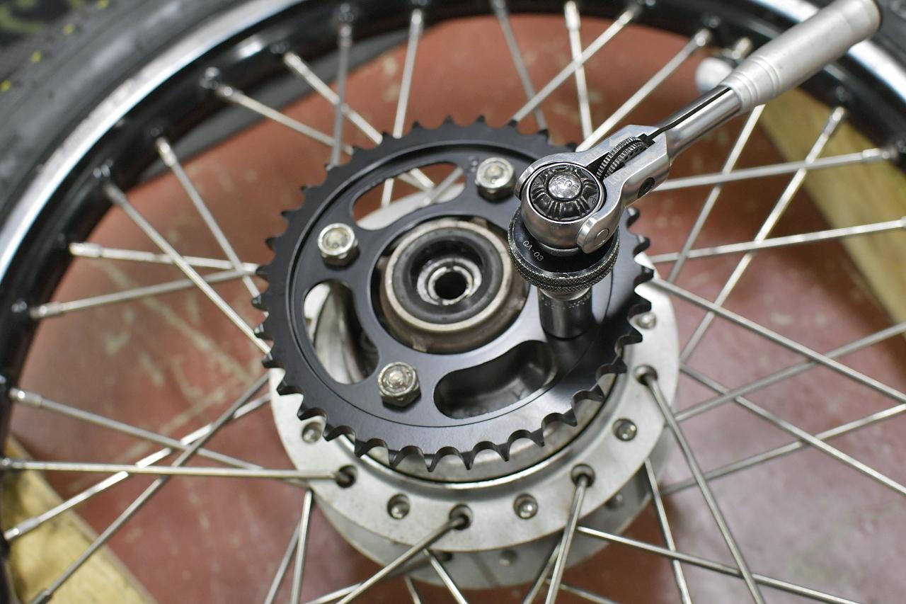 画像1: ドリブンスプロケット、ハブダンパーを取り付けよう