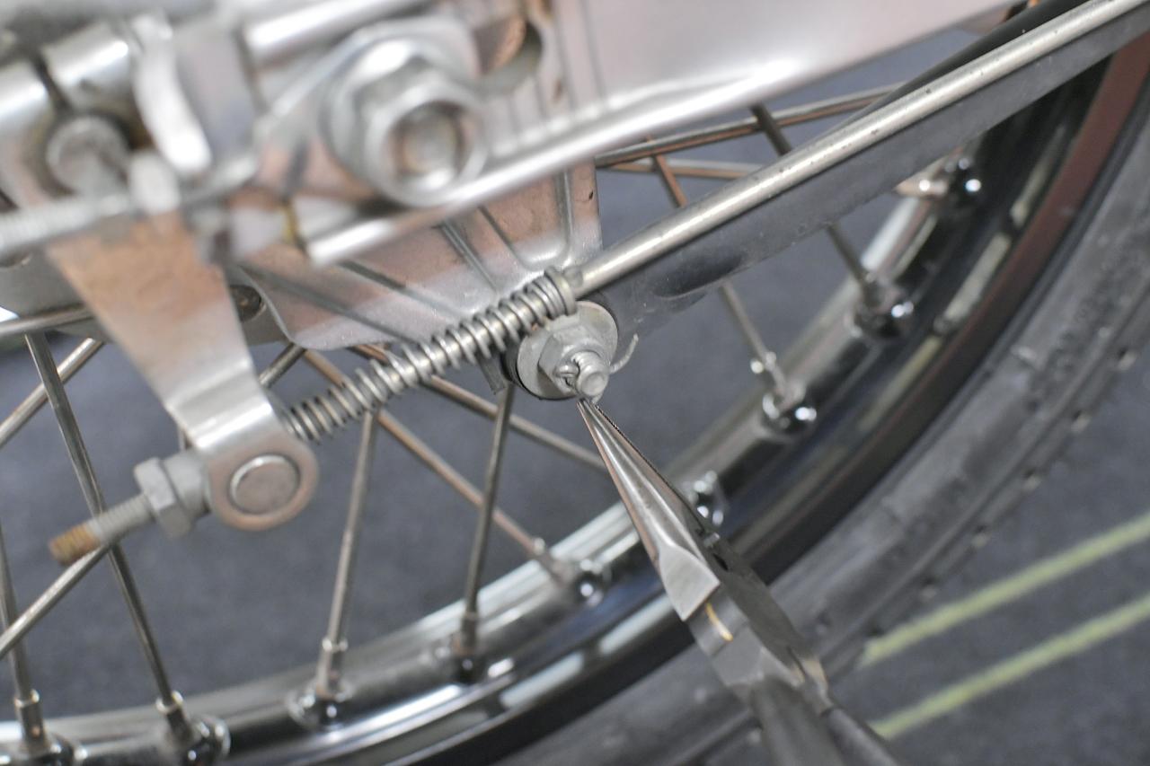 画像 : 5番目の画像 - リアホイールの外し方 - webオートバイ