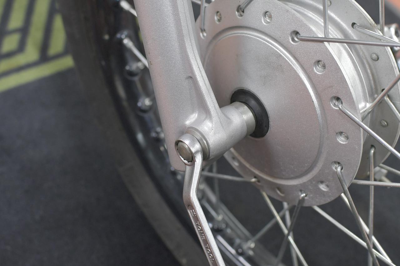 画像1: 通勤で酷使されてるスーパーカブ110（JA44）のメンテナンス③。結束バンドを使ってタイヤを新品に交換するよ〈若林浩志のスーパー・カブカブ・ダイアリーズ Vol.364〉