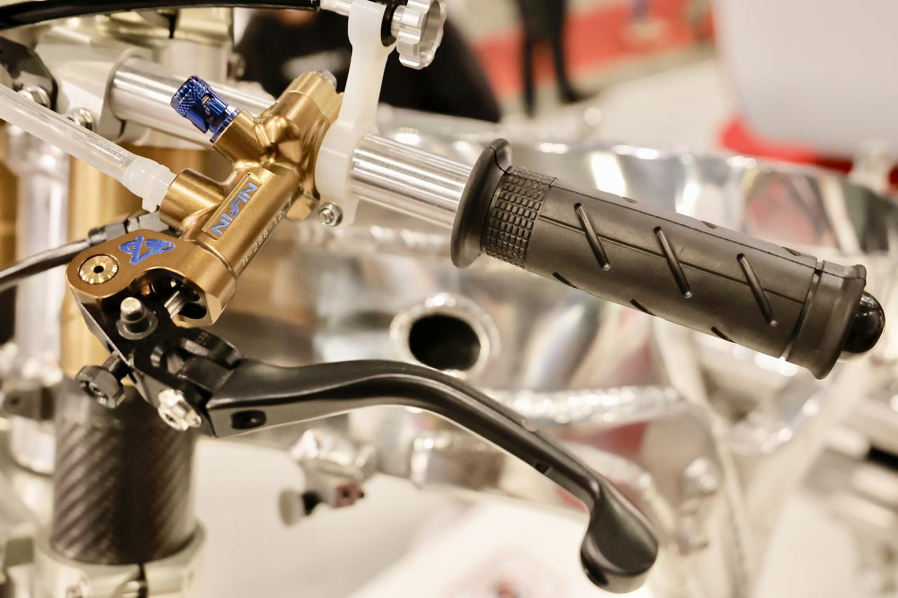 画像6: レース直系! 2モーター制御スロットル&カーボンブレーキ