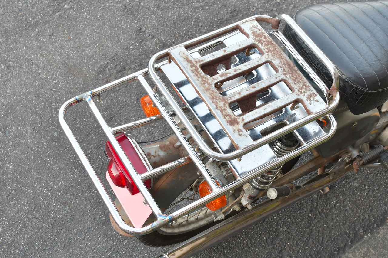 画像: 積載量を増やす最終兵器かも。リアの跳ね上がりをフラット化した純正流用超大型キャリアが凄い。〈若林浩志のスーパー・カブカブ・ダイアリーズ Vol.337〉 - webオートバイ