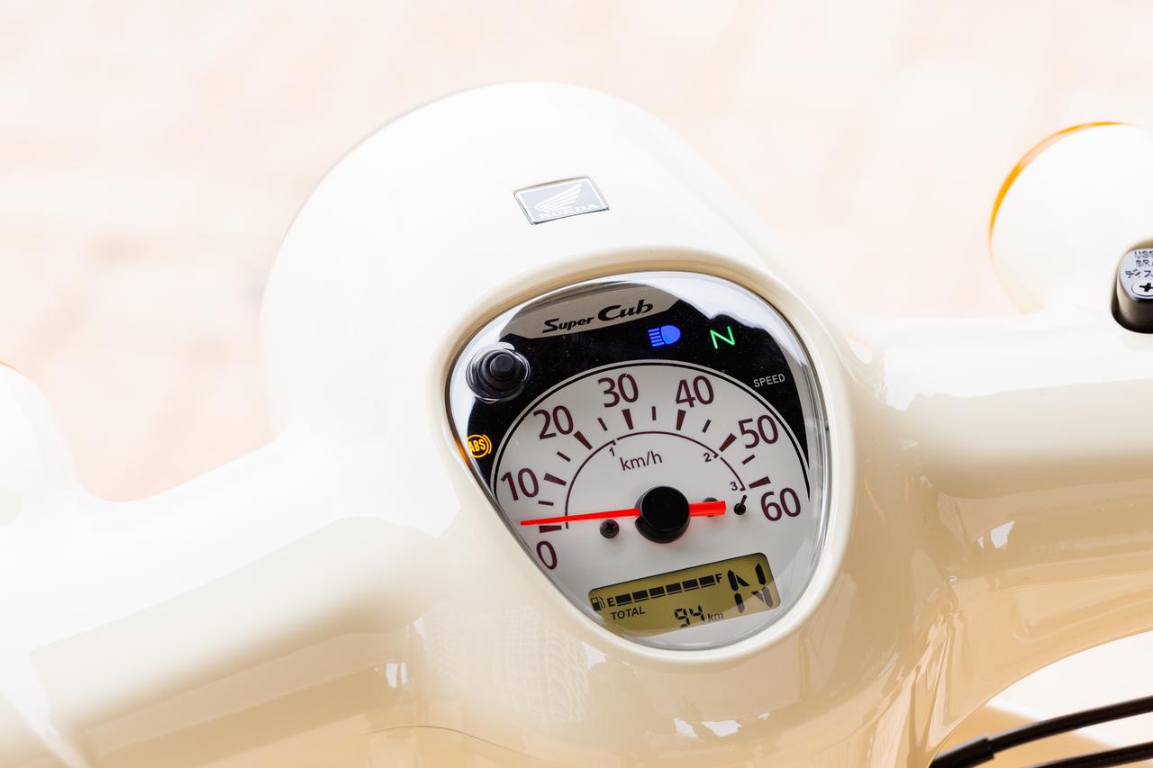 画像: スピードメーター下の液晶に燃料計やギアポジションインジケーターなどを表示。30km/hを越えると点灯する速度警告灯が追加された。