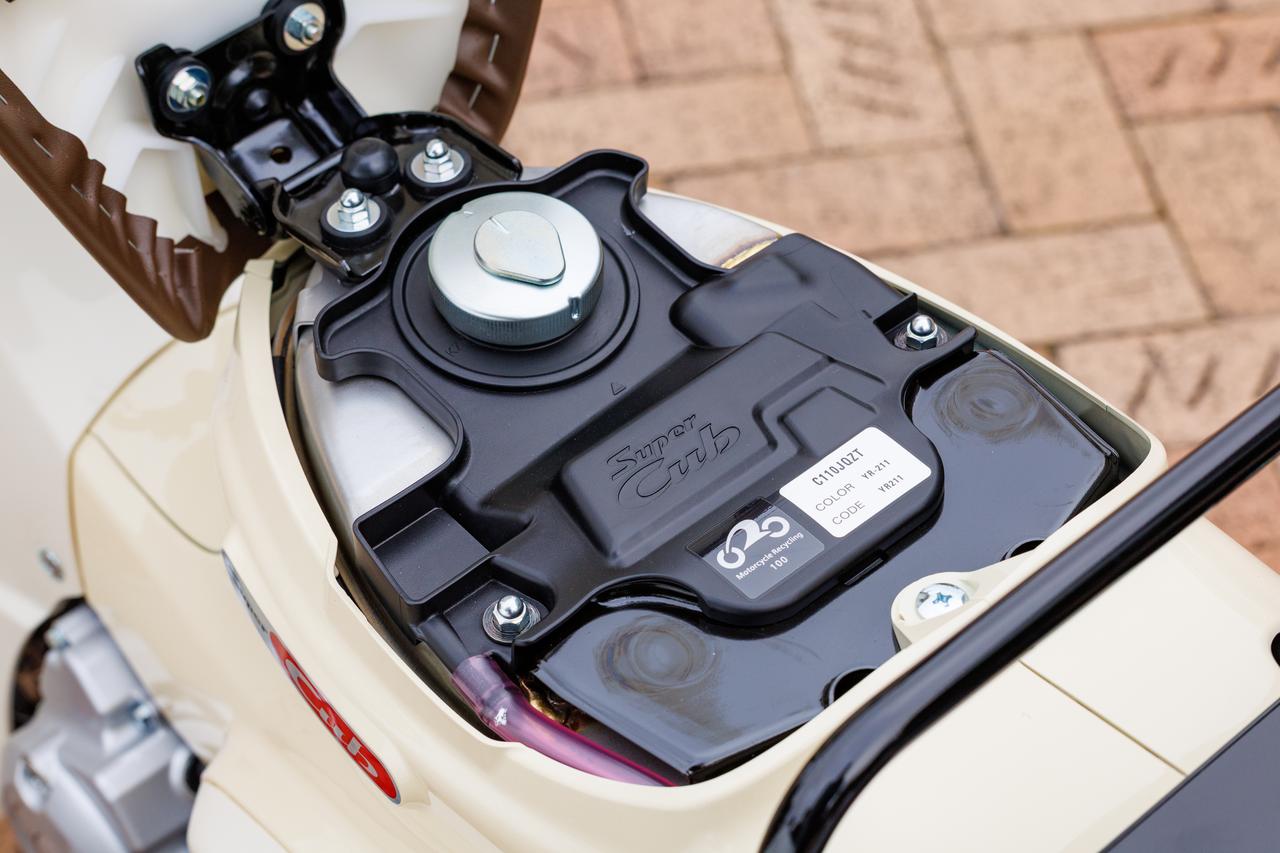 画像: シートはロック機構がなくそのまま開閉でき、タンクキャップがキーロック式。バッテリーはシート前側の下に収められている。
