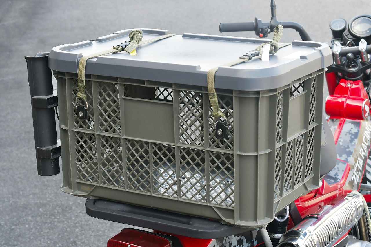 画像: カブといえば働くバイク。働くといえば収穫コンテナ。収穫コンテナを使いやすくするためにフック掛けをつけたり、専用蓋とか可能性を試したりしてみるよ。〈若林浩志のスーパー・カブカブ・ダイアリーズ Vol.358〉 - webオートバイ