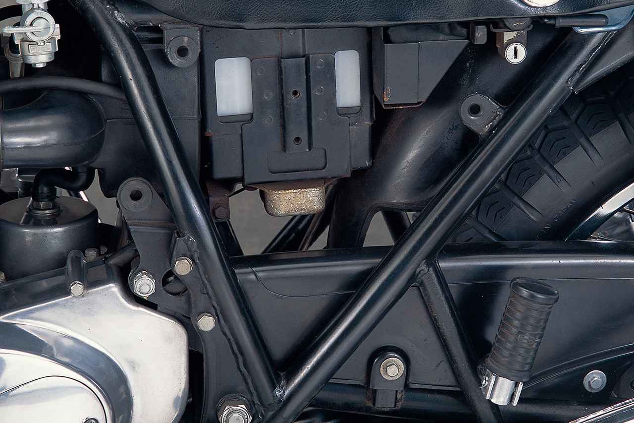 画像: Z1の左サイドカバー内にあったチェーン給油用のオイルタンクは、Z1Bからシールチェーンが採用されたことにより、給油装置が廃止された。