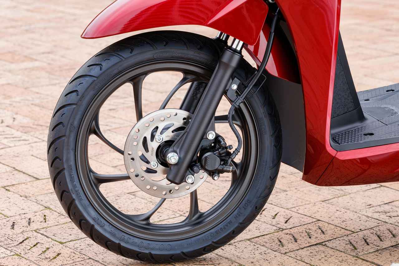 画像: 走破性の高い大径14インチホイールを採用。ブレーキはニッシン製１ポットキャリパーとφ190mmディスクローターの組み合わせ。