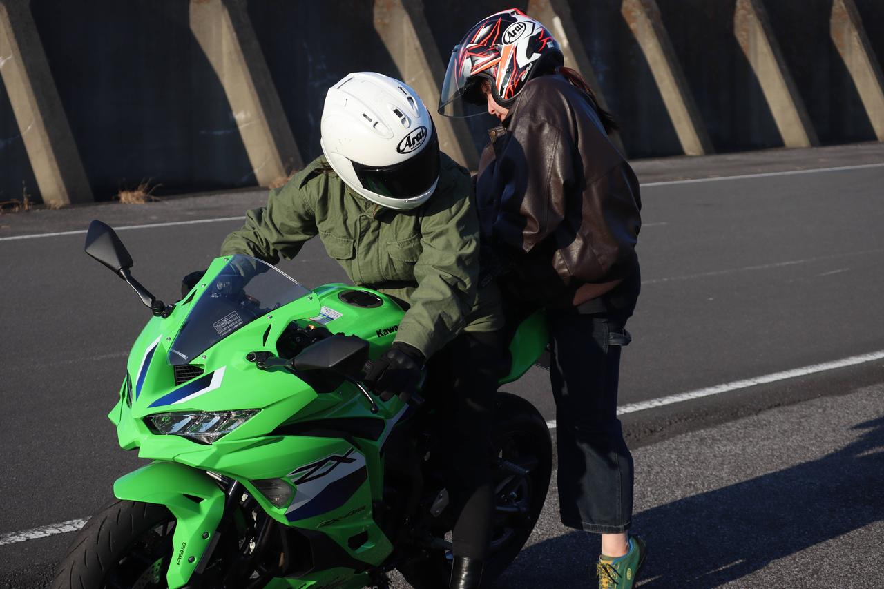 画像: ▲実際に乗ろうとすると、やっぱりちょっとシートは高いし、難しい！