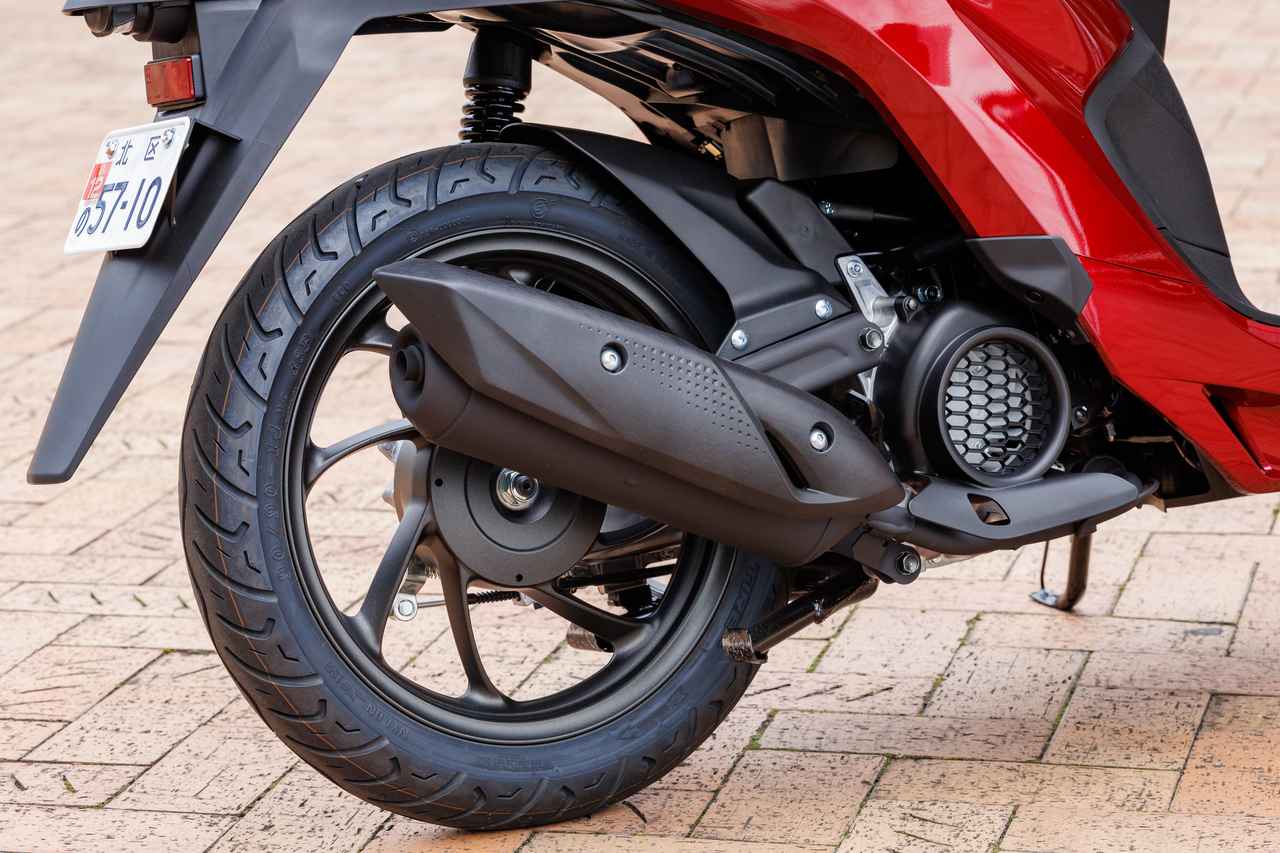 画像: 原付一種扱いなのでタンデムステップは廃止。軽快なスポークデザインのホイールやマフラーヒートガードなど上質感が漂う。