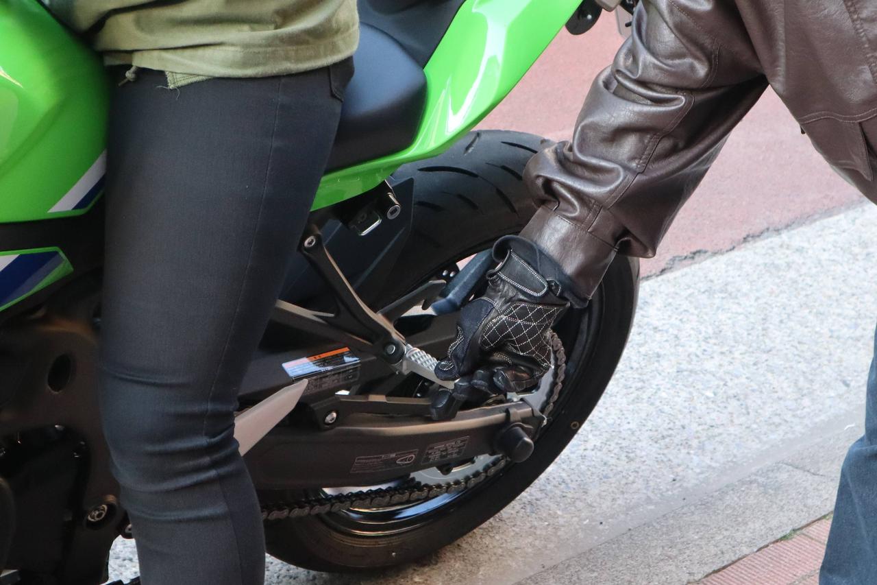 画像3: バイク初心者・ゆずながカワサキ「Ninja ZX-4RR」に初タンデム！ スポーツバイクの女子2人乗りは怖い？それとも楽しいの？