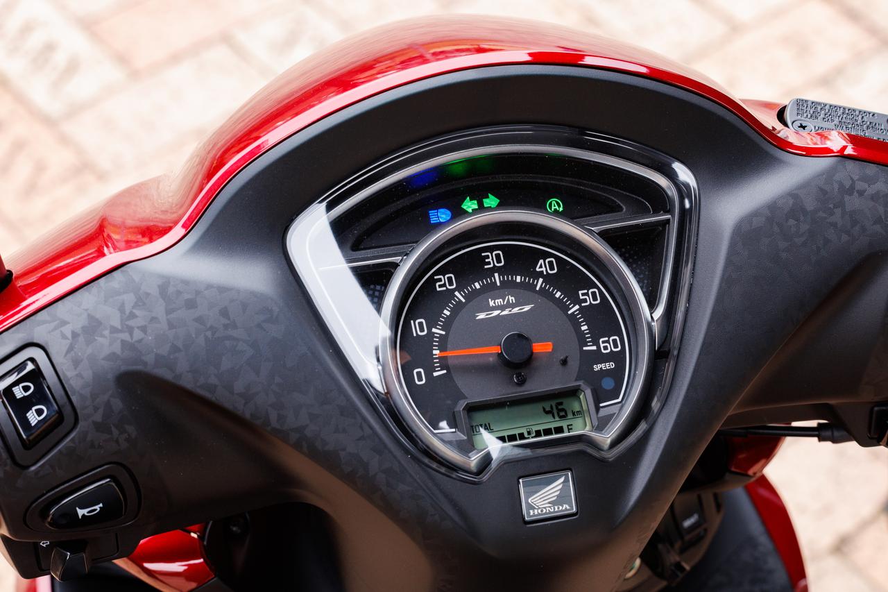 画像: 視認性の高い指針式メーターに、燃料計も表示する小型ディスプレイをビルトイン。速度警告灯を新たに備えている。