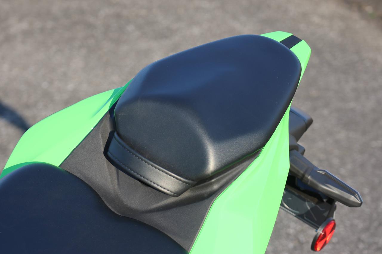 画像2: バイク初心者・ゆずながカワサキ「Ninja ZX-4RR」に初タンデム！ スポーツバイクの女子2人乗りは怖い？それとも楽しいの？