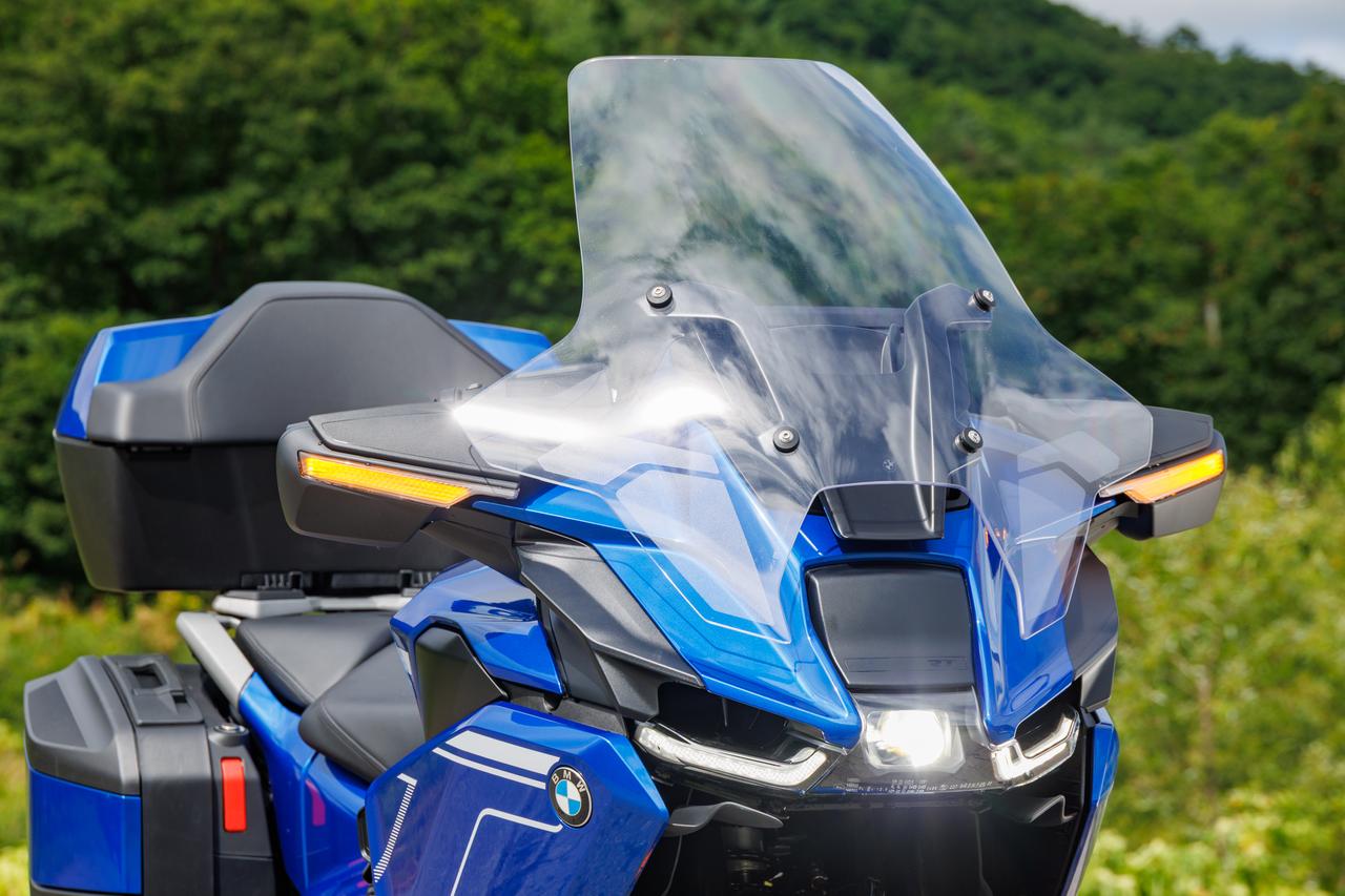 画像: 電動で高さ調整が可能な大型ウインドシールドを標準装備。ウインドプロテクションは完璧と言うべき領域で、走行風をほぼ遮断してくれる。