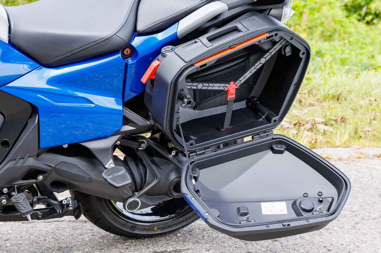 画像: 27Lから33Lに容量を変更できるパニアケースは、室内灯やUSBポートも備えた豪華な仕様。ロックもセンターロック方式だ。