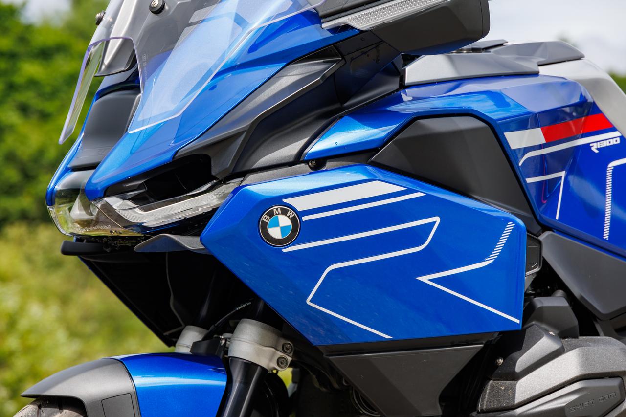 画像2: 新装備のスリップストリームディフレクター」は、サイドパネル位置を変更して足に当たる走行風を抑制してくれる機構。