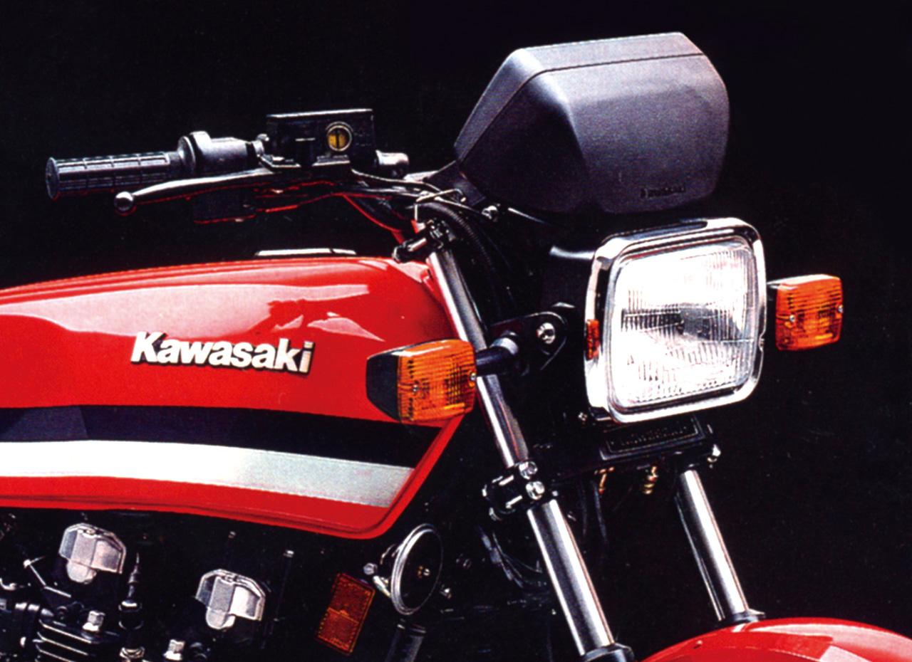 画像: KEFIと呼ばれる燃料噴射装置を採用することで最高出力108PSエンジンを搭載。サイドカバーのエンブレムに＂GPz1100＂とあるが、Z1100GPと呼ぶ。ボディカラーはファイアクラッカーレッドの1色のみ。