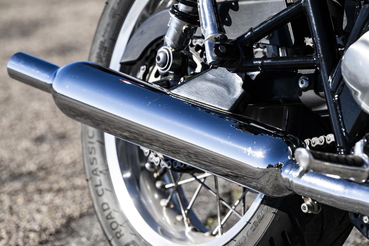 画像: クロームメッキが施されたキャブトンタイプのサイレンサー。トライアンフらしい小気味よいサウンドを奏でる。スロットルを開けるのが気持ちいい。