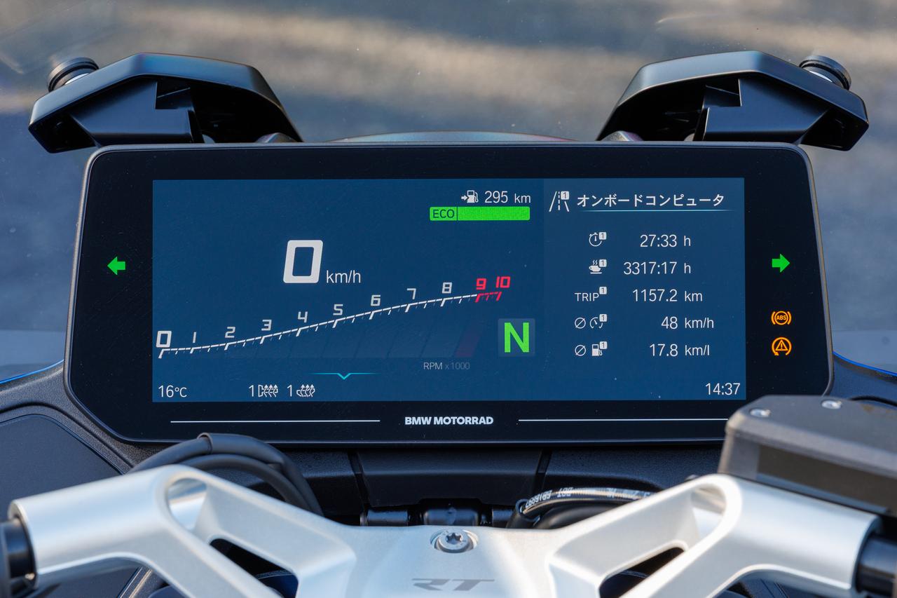 画像: 10.25インチというワイドサイズのフルカラーTFTディスプレイを採用。表示項目も多彩で、専用アプリを介したスマホ連携も可能。