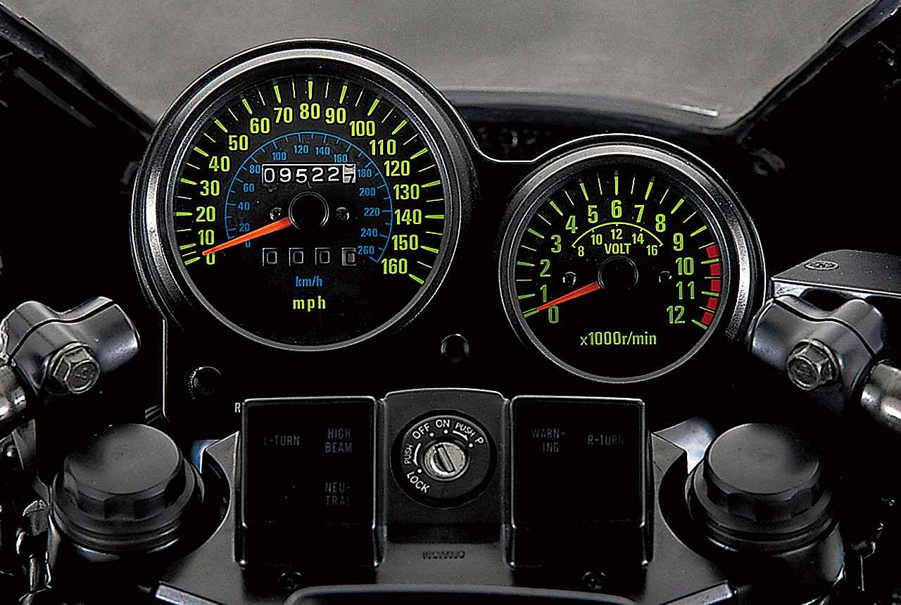 画像: 左に260km/h（160mph）スケールの速度計を配置。右にはやや小径の回転計を備える。中央のボタンを押せば電圧が表示される仕組みだ。