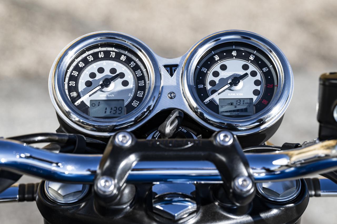 画像: 視認性の高い2眼メーター。タコメーターのデジタル部分にモードが表示され、メーターサイドにはUSB-Cの電源ソケットも装備する。