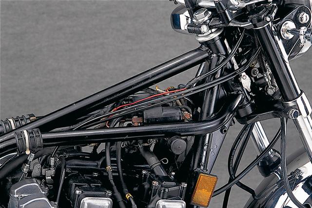 画像: フェザーベッド強化型フレームは、Z900AとZ1-Rでガセットの肉厚を増して剛性を高められている。Mk-IIではダウンチューブを二重管構造とすることで、一段と剛性が高まった。