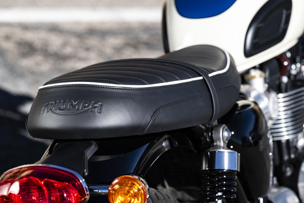 画像: パッセンジャー部分までフラットな形状の座り心地の良いシート。前後方向にも移動しやすく、スポーツライディングもしやすい。