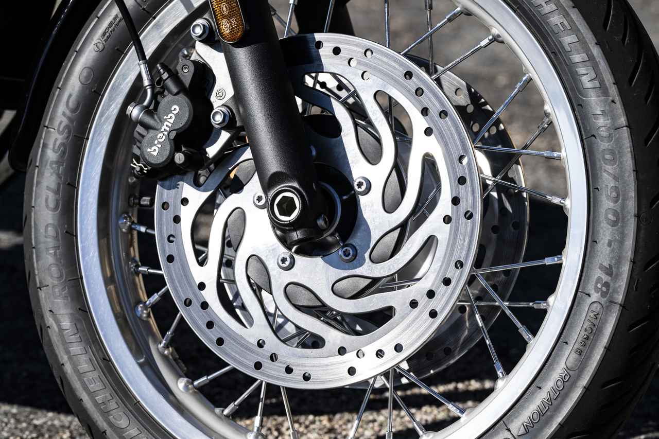 画像: φ41mmのKYB製カートリッジ入りフロントフォークに18インチホイールを装着。ブレーキはφ310mmディスクにブレンボ製2ポットキャリパーを合わせる。