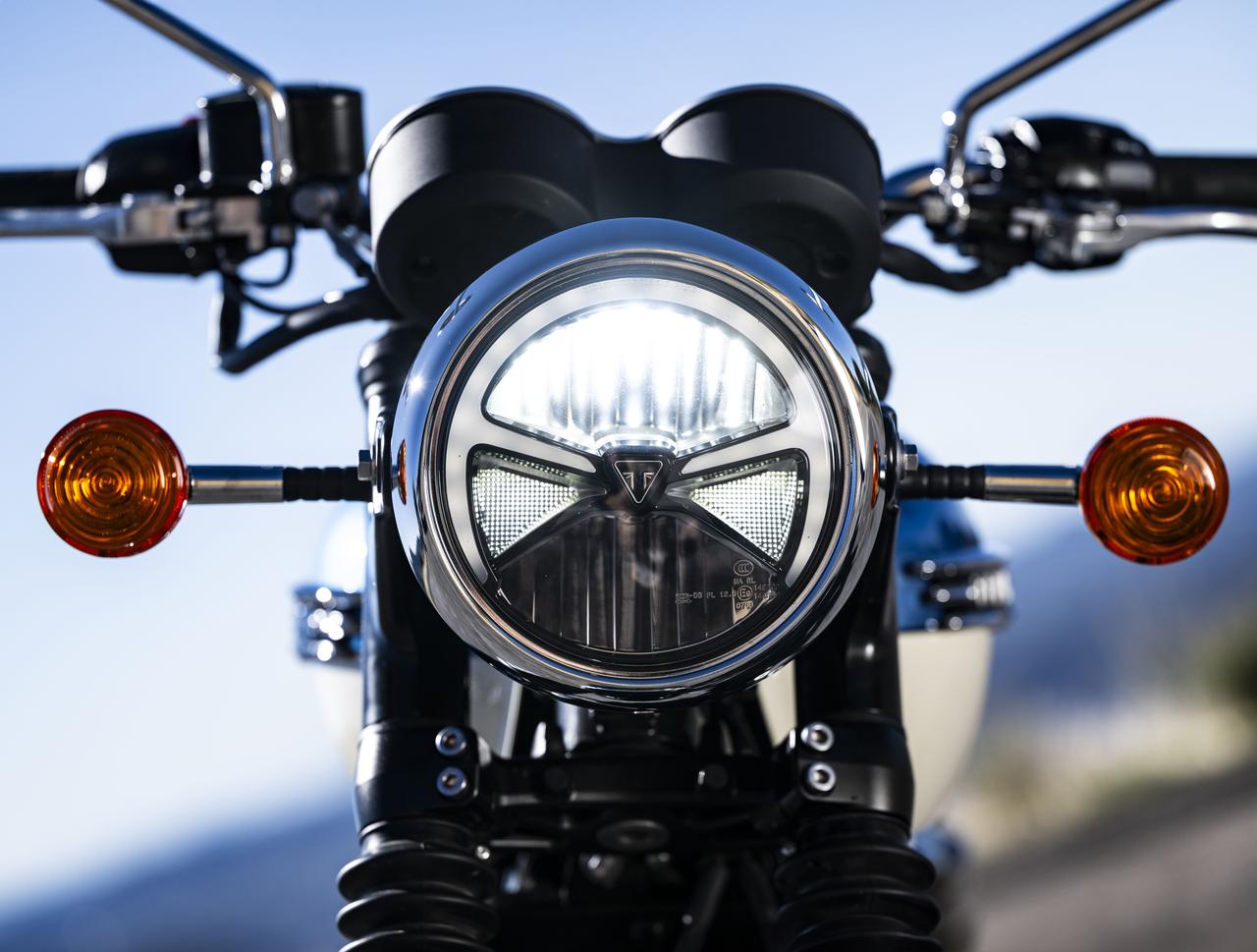 画像: 懐かしく安心感のあるクラシカルスタイルに欠かせない丸目ヘッドライト。ウインカー＆テールライトなど、灯火類は全てLEDを採用。