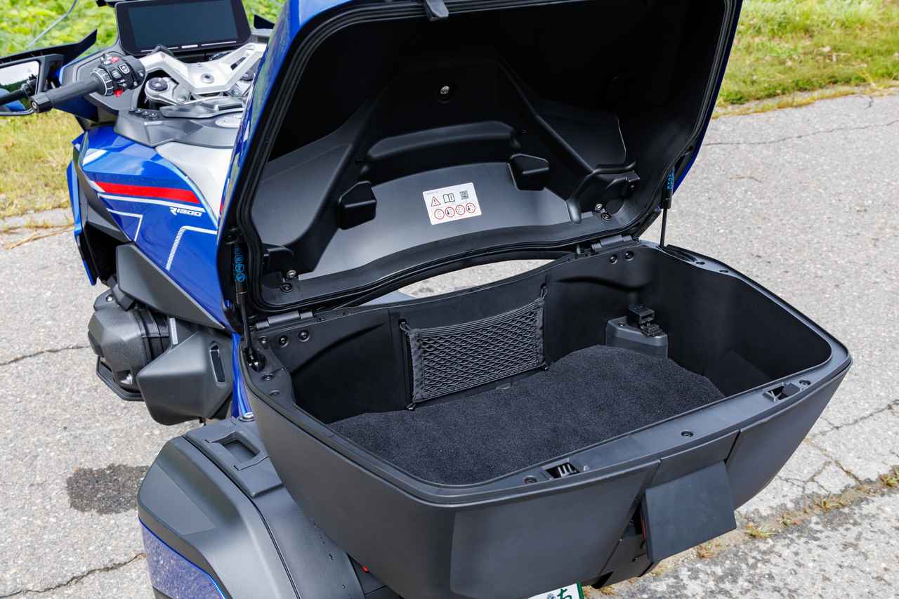 画像: 日本仕様は54L容量の大型トップケースも標準装備。大型バックレストも付いてパッセンジャーも快適な旅を楽しめる。