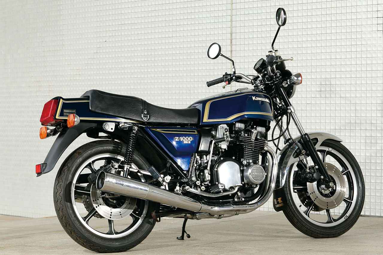 画像: 外装を角張ったデザインに変更したZ1000 Mk-IIは、大型のテールランプやシートカウル、左右に張り出した燃料タンクによって重厚な雰囲気を醸し出している。後端部に備わる太いサイレンサーも力強さを感じさせる。