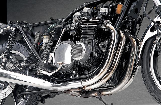 画像: Z1の空冷DOHC2バルブ4気筒は、ボア×ストローク66.0×66.0mm、排気量903ccで登場。Z1000-A1でボアを70.0mmに拡大し、排気量は1016ccとなった。Mk-IIも同寸ながらクランクを新設計し、形状はオムスビと円形の混成型。出力は93PS/8000rpm、9.1kgf・m/6500rpmで、A2比で10PS向上している。