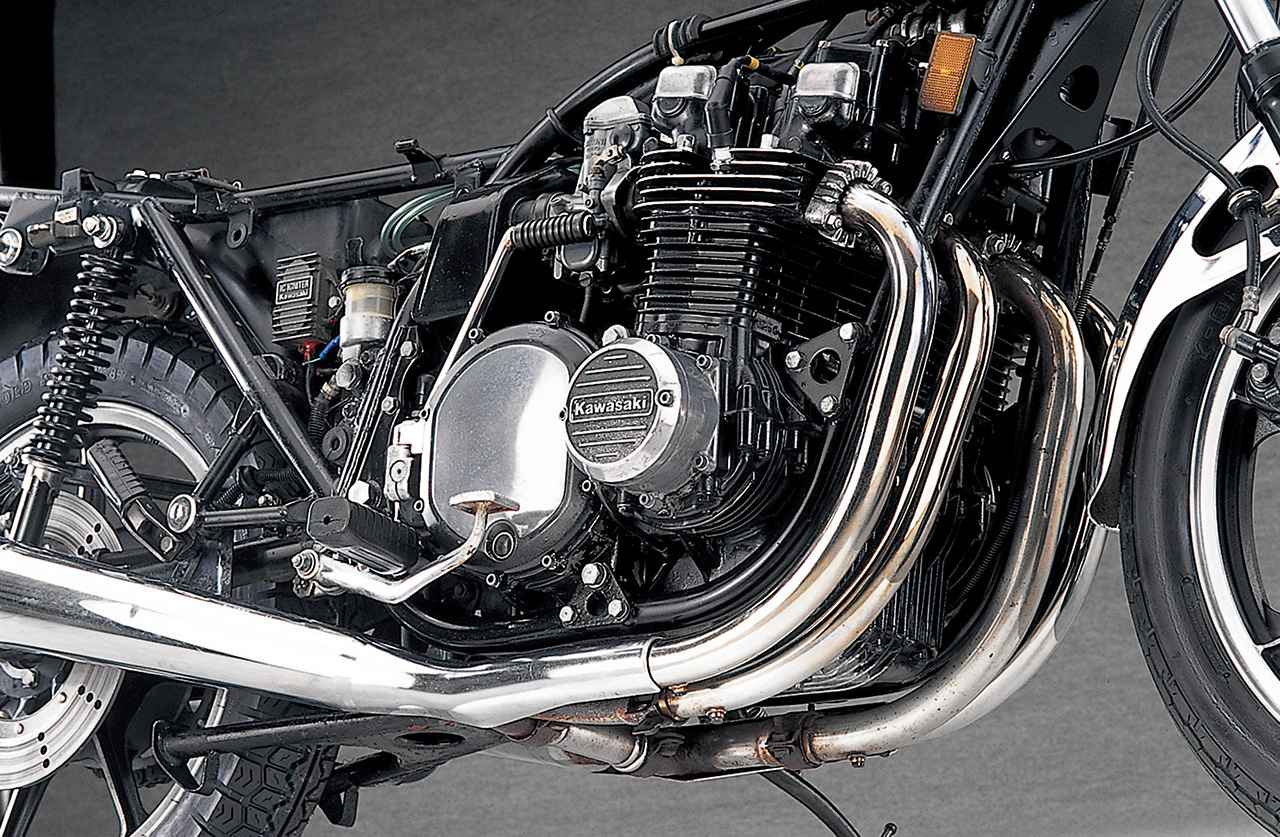 画像: Z1の空冷DOHC2バルブ4気筒は、ボア×ストローク66.0×66.0mm、排気量903ccで登場。Z1000-A1でボアを70.0mmに拡大し、排気量は1016ccとなった。Mk-IIも同寸ながらクランクを新設計し、形状はオムスビと円形の混成型。出力は93PS/8000rpm、9.1kgf・m/6500rpmで、A2比で10PS向上している。