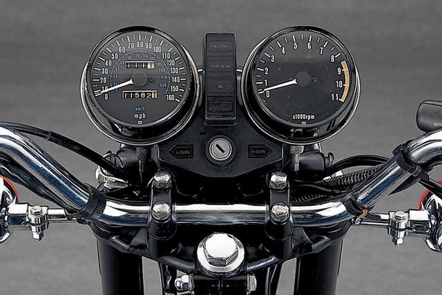 画像: 1976年のKZ900から速度計は10マイル刻みとなり、1979年モデル以降ではkm/h表記が併記されるようになった。インジケーターはキーシリンダー左右にウインカーランプ、上下にニュートラル、ハイビーム、オイルが並ぶ。