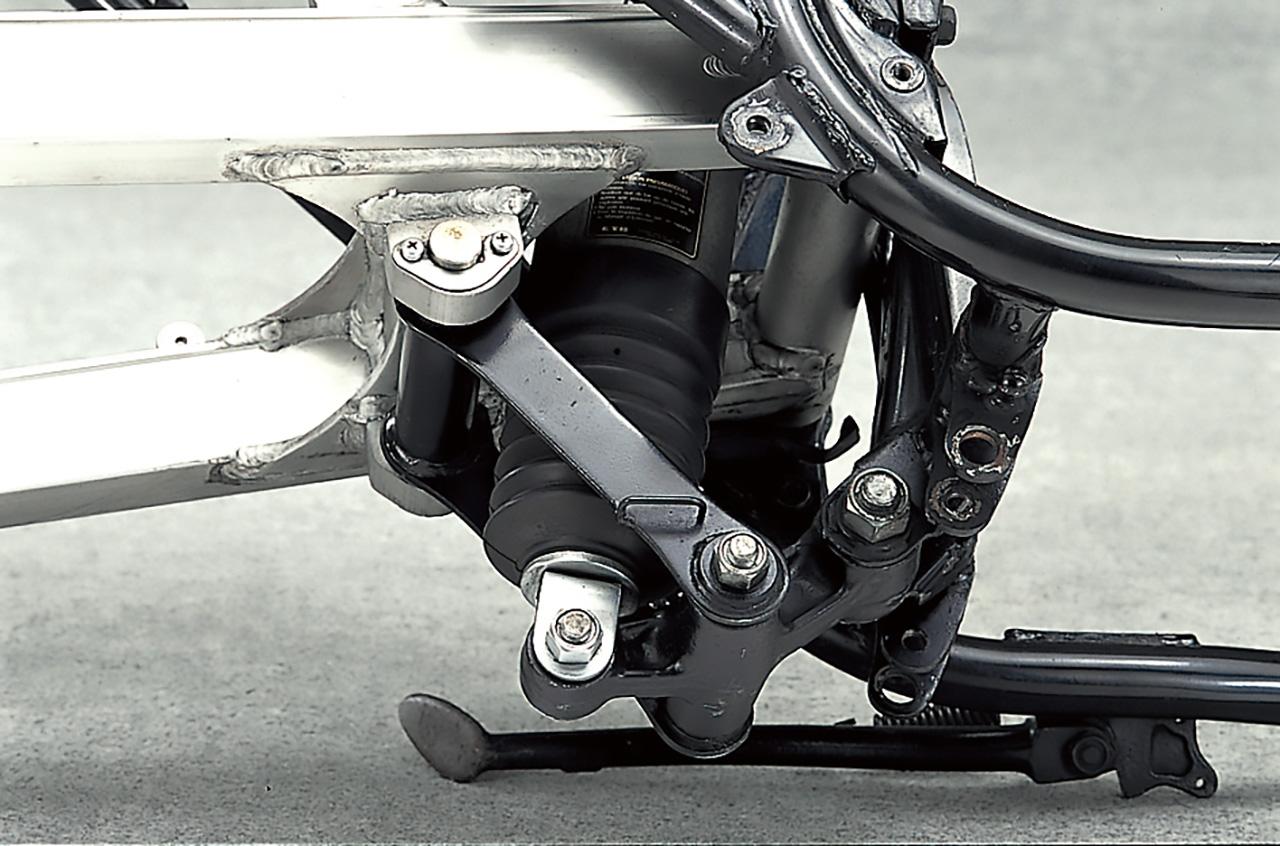 画像: フロントフォークにはアンチノーズダイブ機構を搭載し、リアにはボトムリンク式モノショックの「ユニトラック」を新採用した。