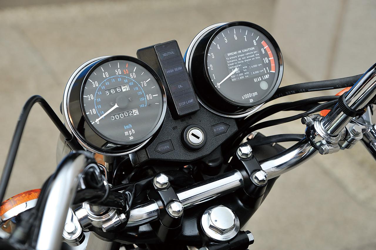 画像: Z1000Mk-IIなどと同様、当時のZ系に採用された80マイルメーター。中央にニュートラルやハイビームのインジケーターランプを集約しているのも同様だ。