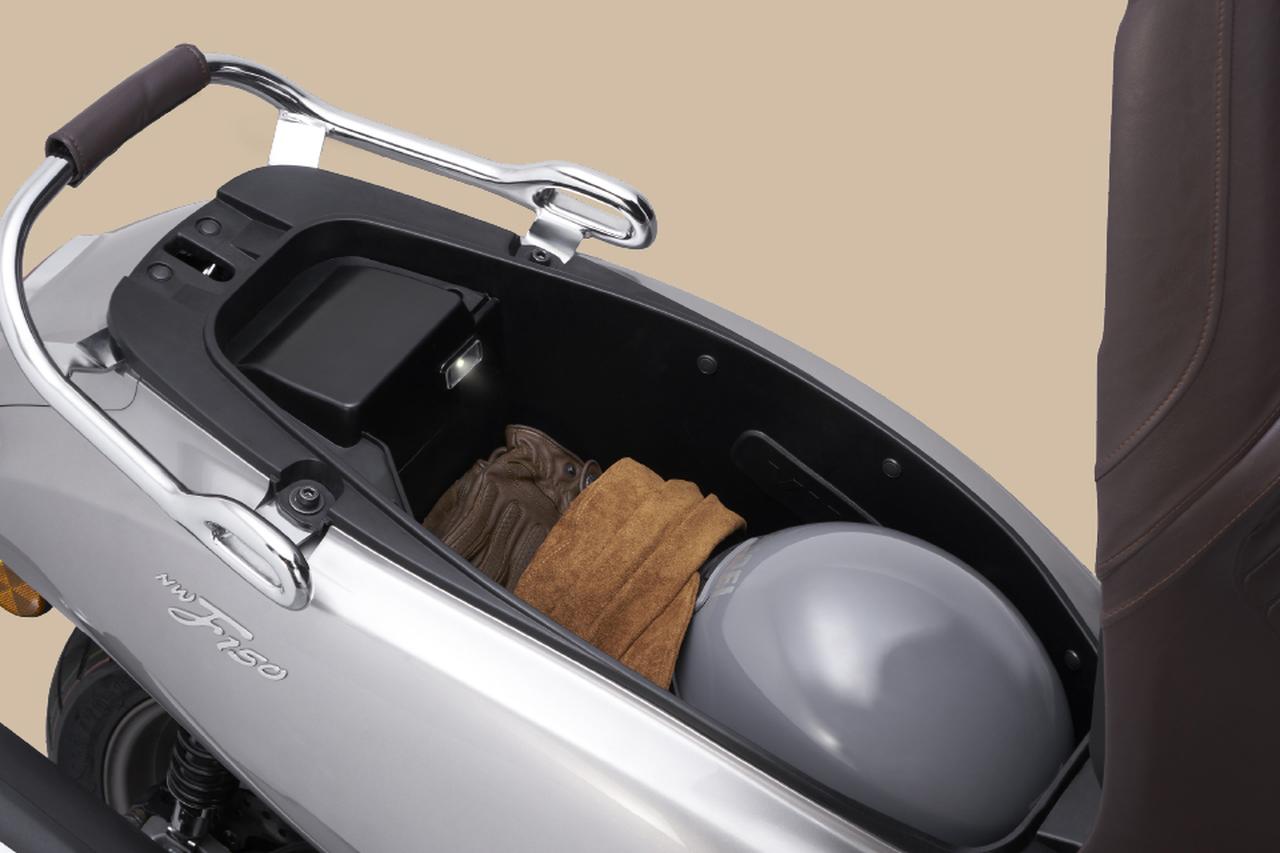 画像16: 【馬術をイメージしたお上品モデル】ホンダ「NWF150」は先進装備テンコ盛りのゴージャススクーター【世界でがんばる!! 日本メーカーの珍車大図鑑 Vol.30】