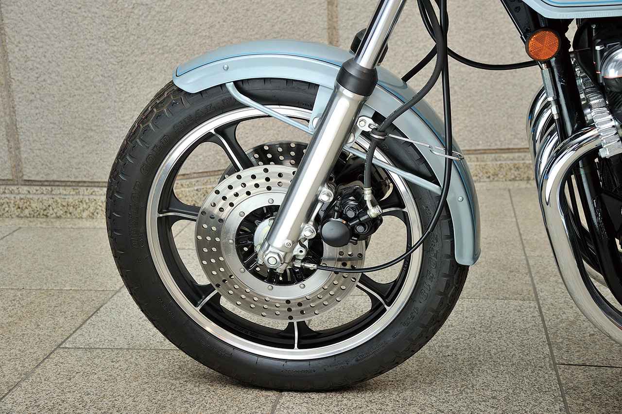 画像: 1978年に発売されたZ1000-A2と共通の車体を用いながら、Z1-Rでは前後18インチのキャストホイールを採用。しかしZ1-R専用のディメンションが与えられなかったため、「切れ込みが強いハンドリング」と評された。