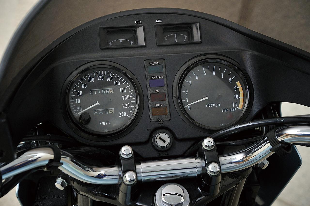 画像: 2連メーターの上側には、燃料計と電流計を装備。タコメーターのレッドゾーンは900cc時代の初期モデルより500rpm低く、8500rpmから始まる。