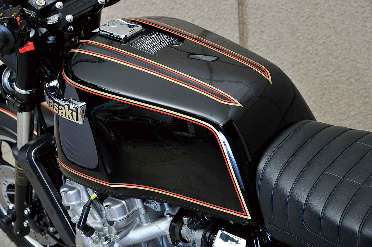 画像: 北米向けは20.4〜21Lタンクも存在するが、ZG1300ではツアラー性重視の27Lタンクが組み合わされるケースが一般的だとされている。