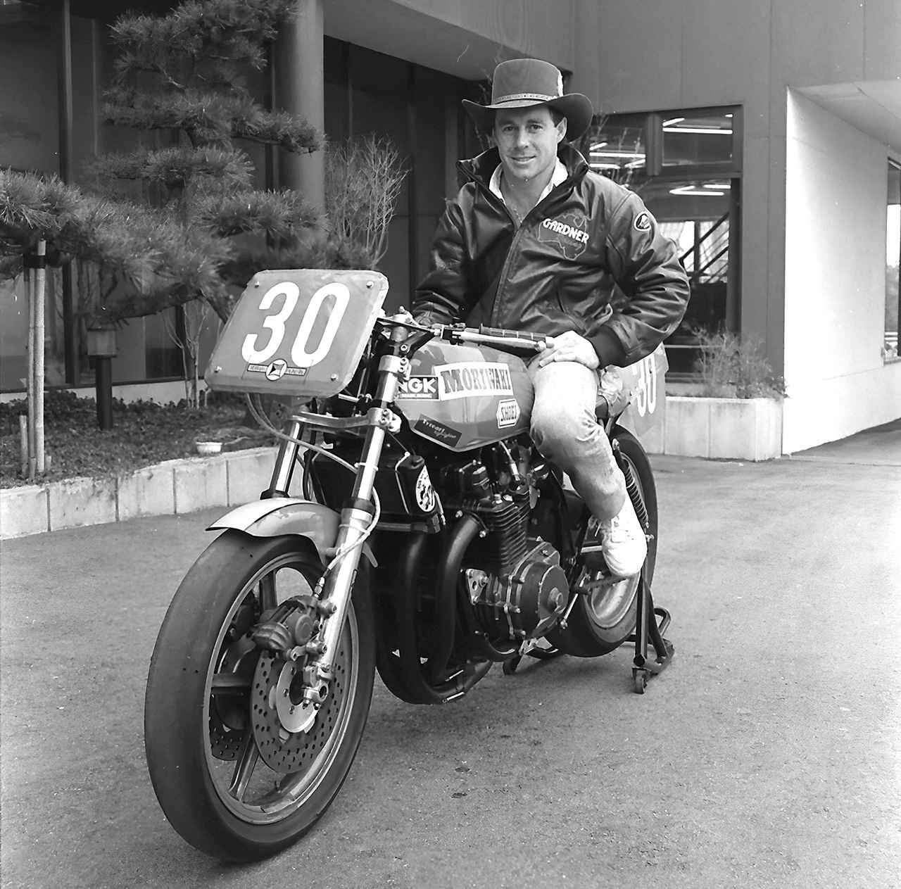 画像: モリワキのレーサーで一躍スターダムに躍り出たワイン・ガードナーがマシンとともに。