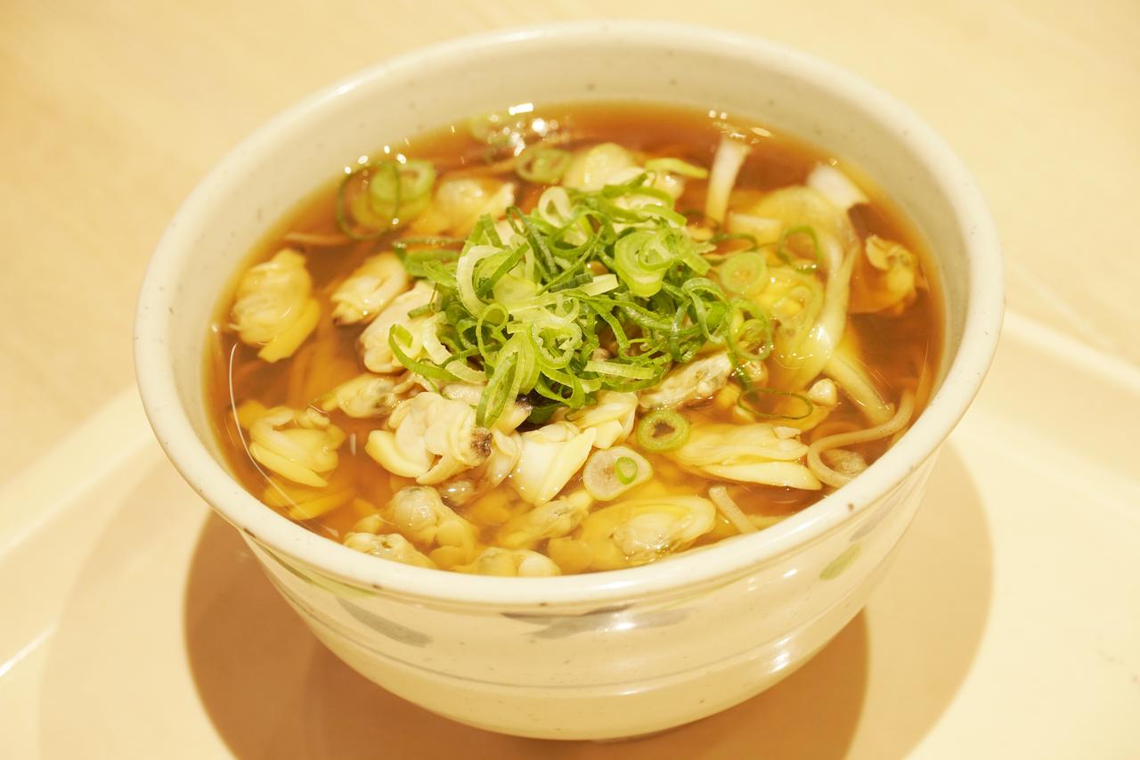 画像: ▲海ほたるPAには24時間営業の食事処がある。朝食に選んだのは、内房名物のアサリがたっぷり入った温かい蕎麦。