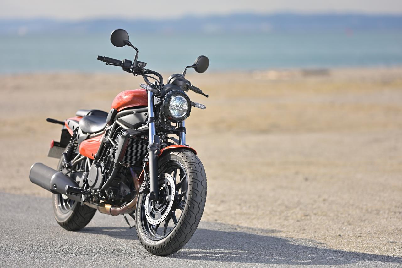 画像: ▲ELIMINATORには海沿いの景色がよく似合う。2026年モデルの新色「パールラヴァオレンジ」の配色も鮮やかだ。愛車の写真撮影を楽しみたいライダーには、格好の被写体になるだろう。