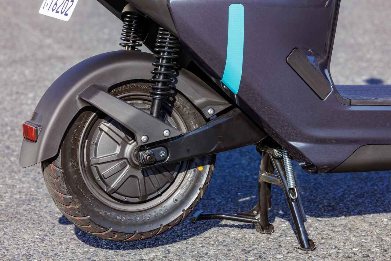 画像: 駆動方式は省スペース化にも貢献するインホイールモーター。リアホイールは小径の10インチが採用されている。スタンドはセンターのみ。